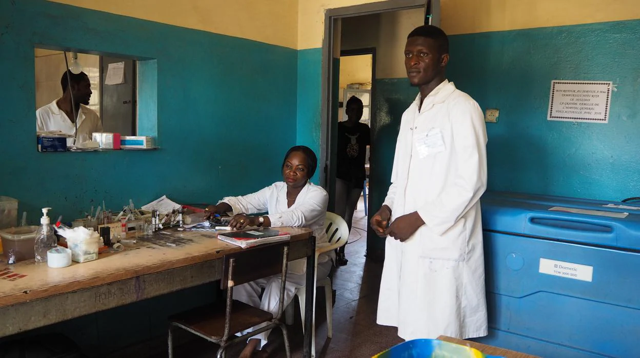 Enfermeros en pleno trabajo en el laboratorio del Hospital de Kinsenso (África)