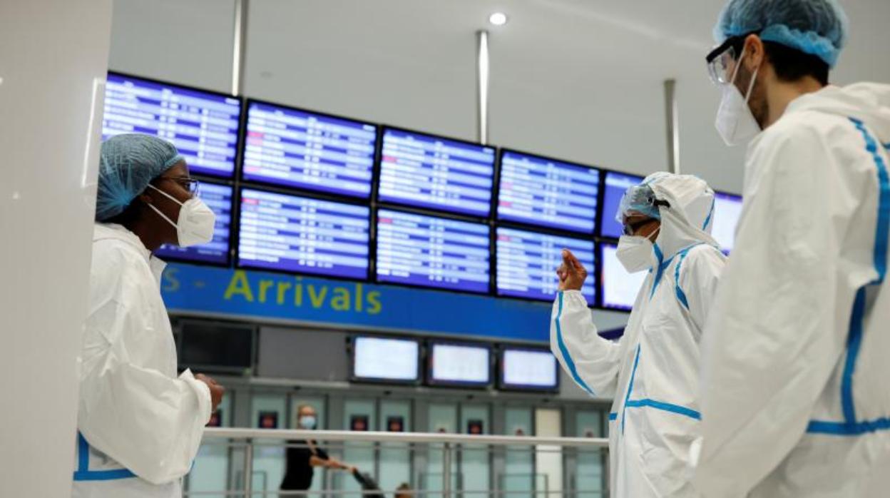 Sanitarios en el aeropuerto Charles de Gaulle de París