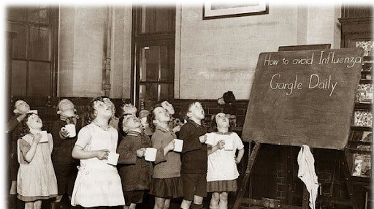 1935: escolares británicos haciendo gárgaras para evitar la gripe (influenza)