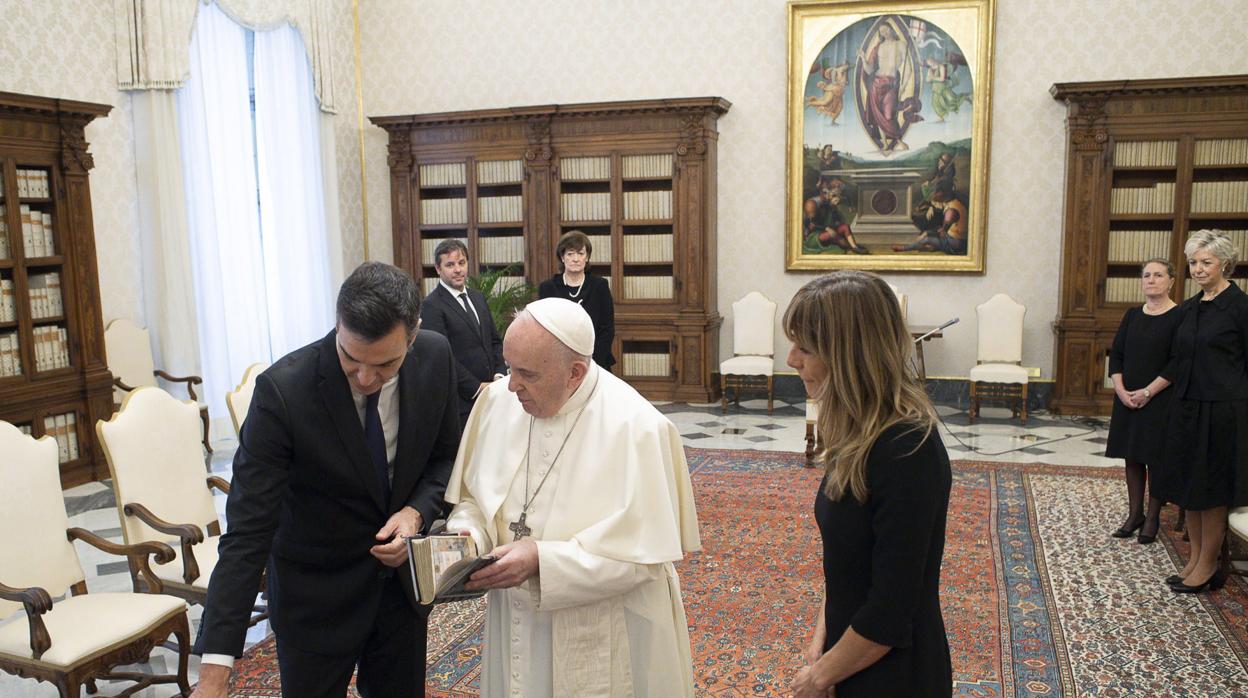 El Papa (centro) junto Pedro Sánchez (izda) y Begoña Gómez (dcha) posan en El Vaticano