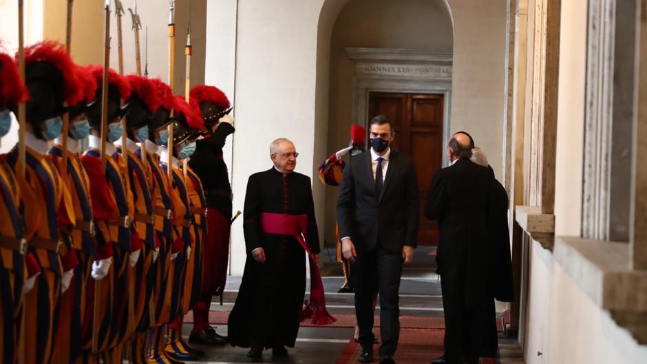 Pedro Sánchez llega al Vaticano para su audiencia con el Papa Francisco