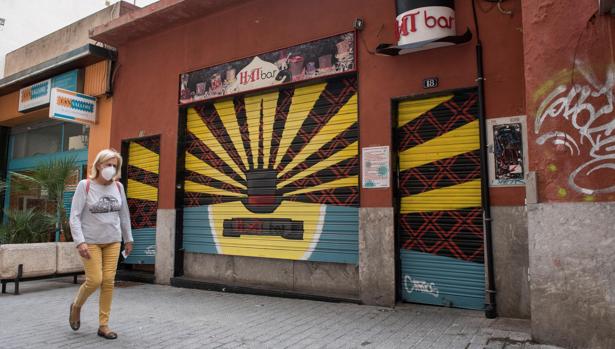 Armengol pide disculpas tras la controversia generada por estar en un bar de Palma en la hora límite de cierre