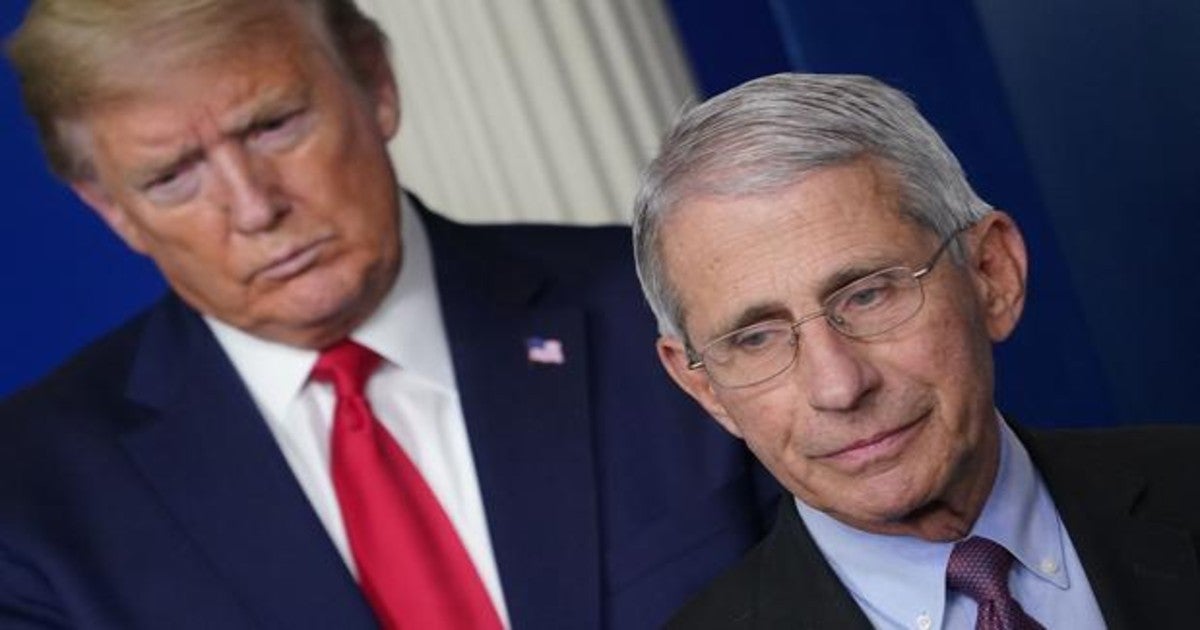 Anthony Fauci, flanqueado por Donald Trum, con el que ha tenido numerosas discrepancias