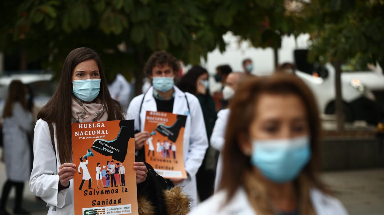 La Confederación Estatal de Sindicatos Médicos ha convocado hoy la primera huelga en 25 años