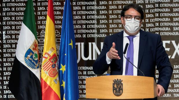 El Consejero de Salud de Extremadura ante un grupo  de médicos en huelga: «Se puede pasar de héroe a villano en un segundo»