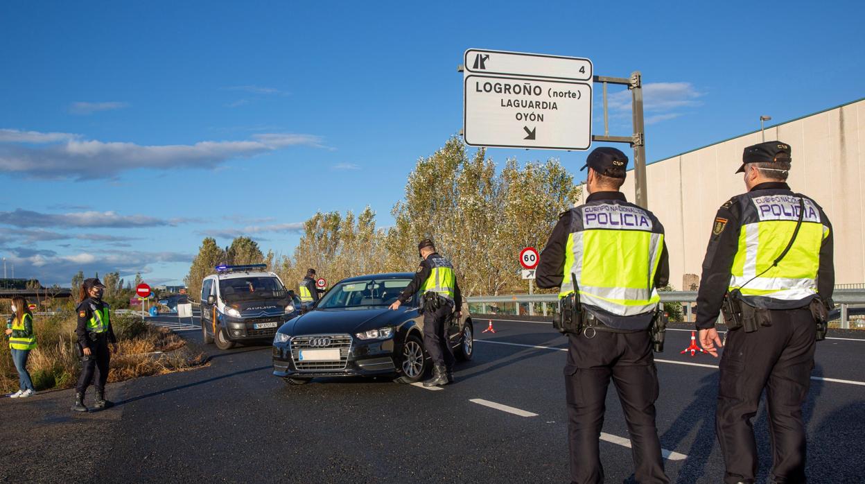 Control de la Policía Nacional parando los vehículos que salen de la Comunidad Foral y se dirigen hacia Logroño o a las localidades alavesas de Oyón o Laguardia