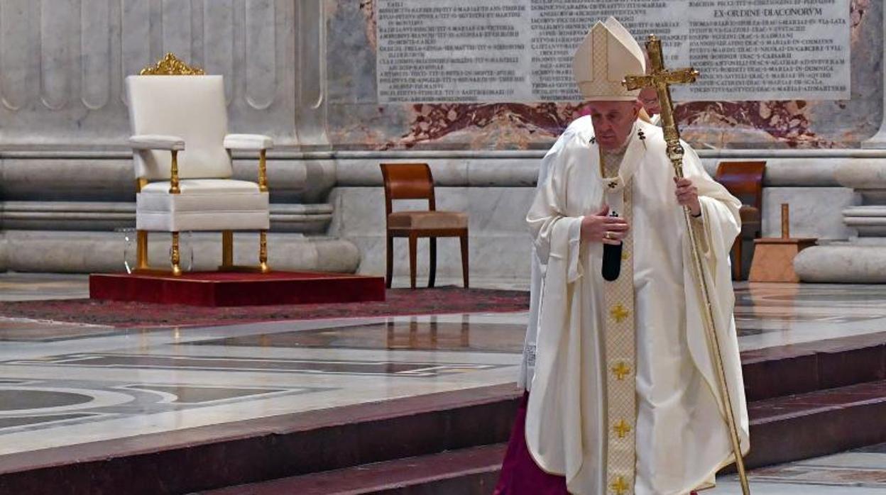 Francisco durante la celebración del Jueves Santo en la basílica de San Pedro