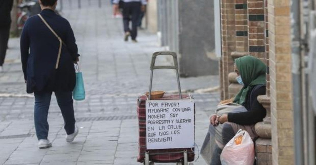 Una mujer pide ayuda en la calle