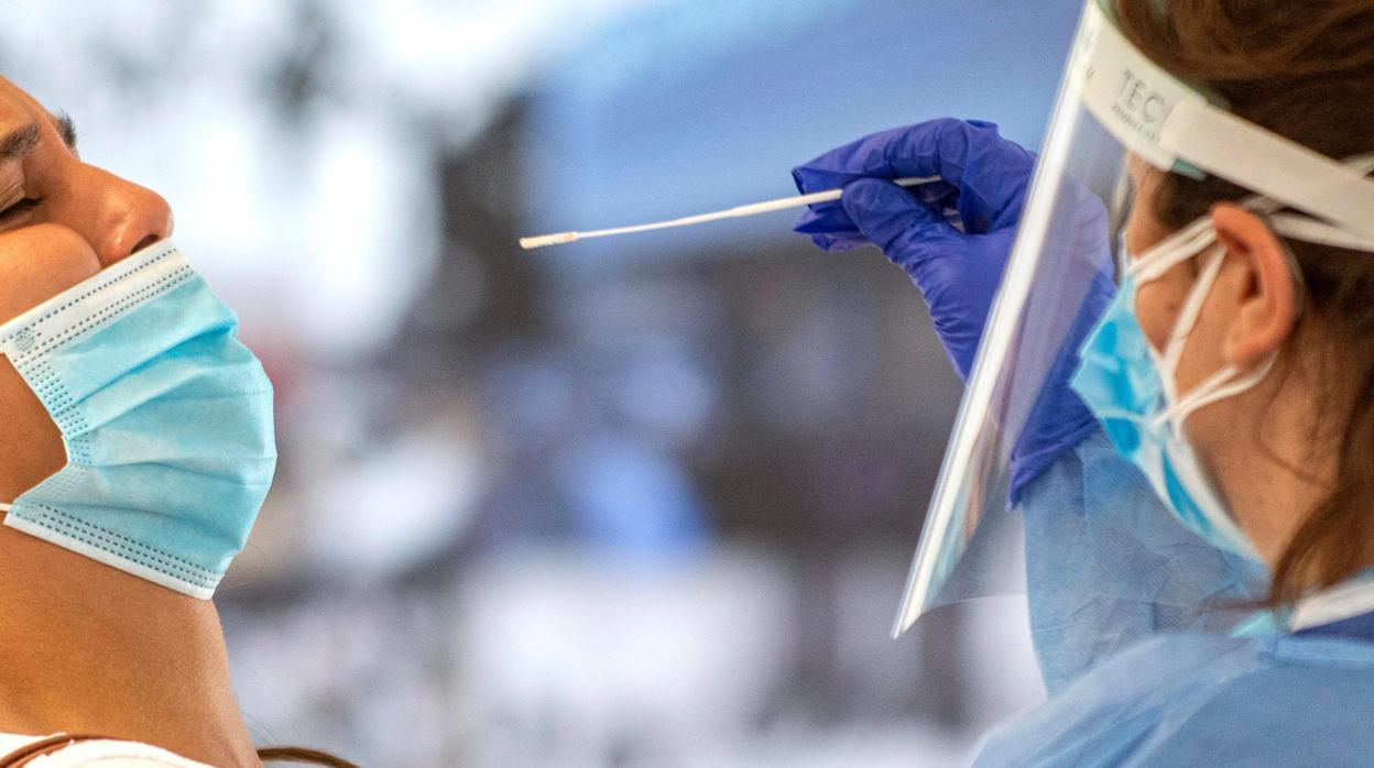 Una mujer se somete a la prueba PCR, el test hasta ahora más sensible para detectar en Covid-19