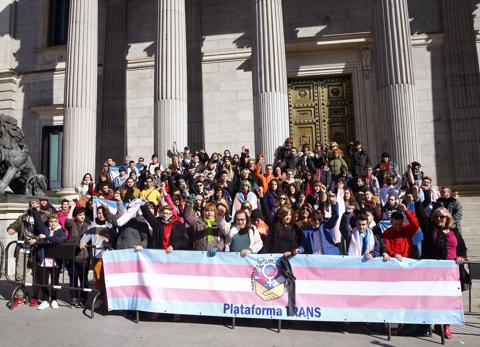 Ocho históricas del PSOE exigen a Sánchez que paralice la «ley trans» tal y como la plantea Irene Montero