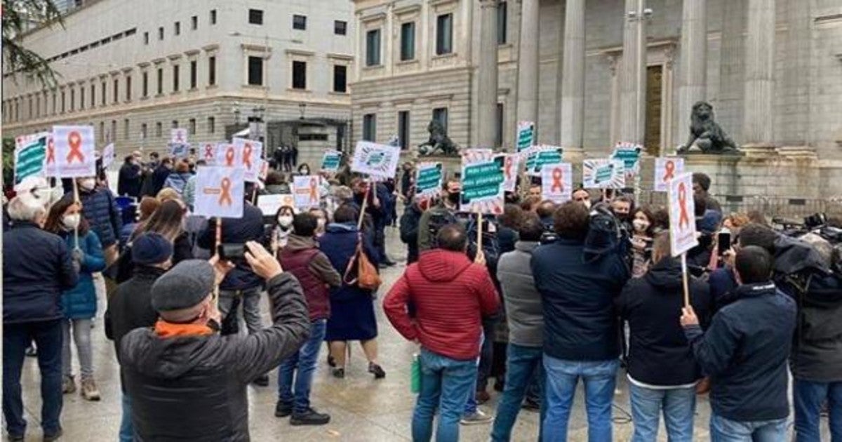 Concentración de la Plataforma Mas Plurales frente al Congreso en contra de la «ley Celaá»