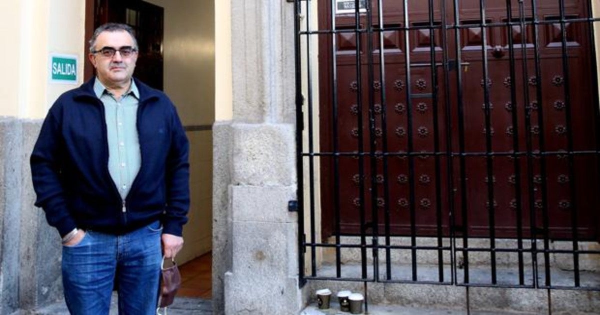 El padre Paulino, en la puerta del comedor social que dirige en Madrid