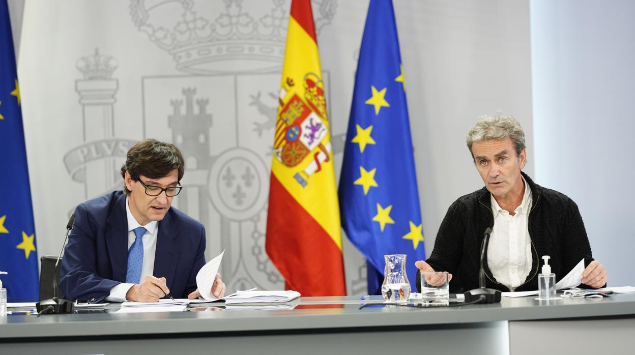 Salvador Illa, ministro de Sanidad, junto a Fernando Simón, director del CCAES