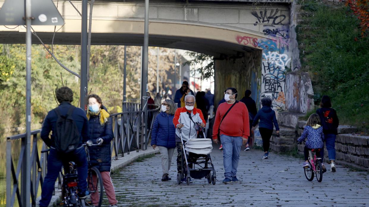 Las autoridades locales han decidido cerrar Lombardía (una imagen de Turín, el pasado domingo) ante el crecimiento de casos en la segunda ola y las escenas de masificación en parques y ciudades. Lombardía está ya en «zona roja»