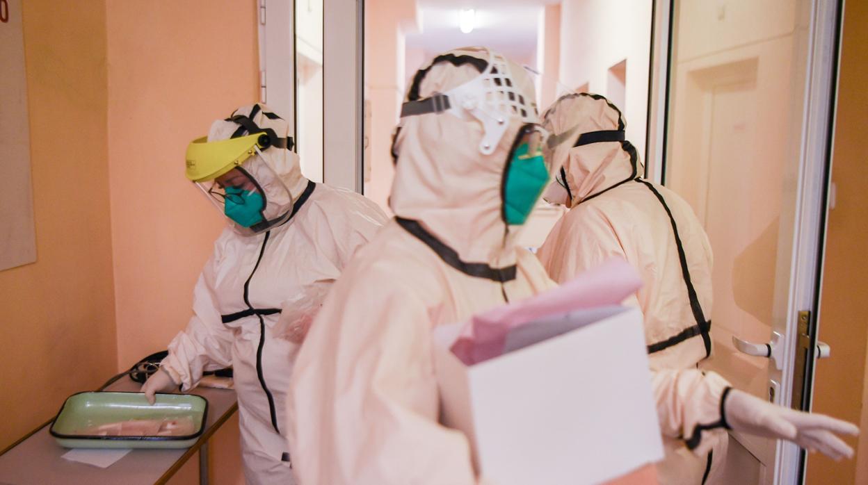 Personal sanitario en un hospital de Rumanía