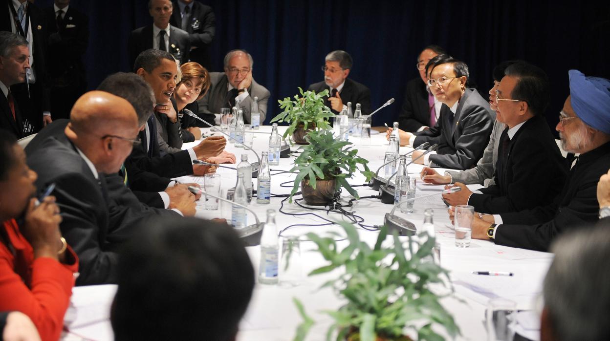 Obama, en una reunión en la Cumbre del Clima de 2009 con los primeros ministros de China, Wen Jiabao, e India, Manmohan Singh