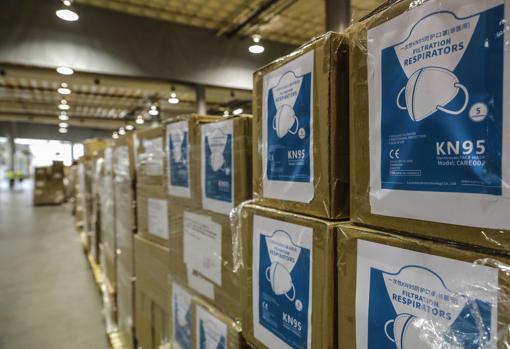 Cajas de mascarillas en el almacén que tiene habilitado la Comunidad Valenciana