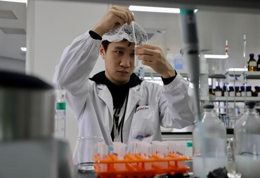 Un operario de Sinovac efectúa pruebas en el laboratorio de la fábrica