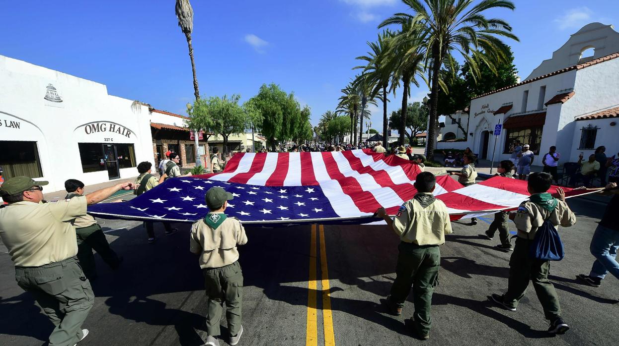 La bandera estadounidense, trasladada por un grupo de menores pertenecientes a los Boy Scouts