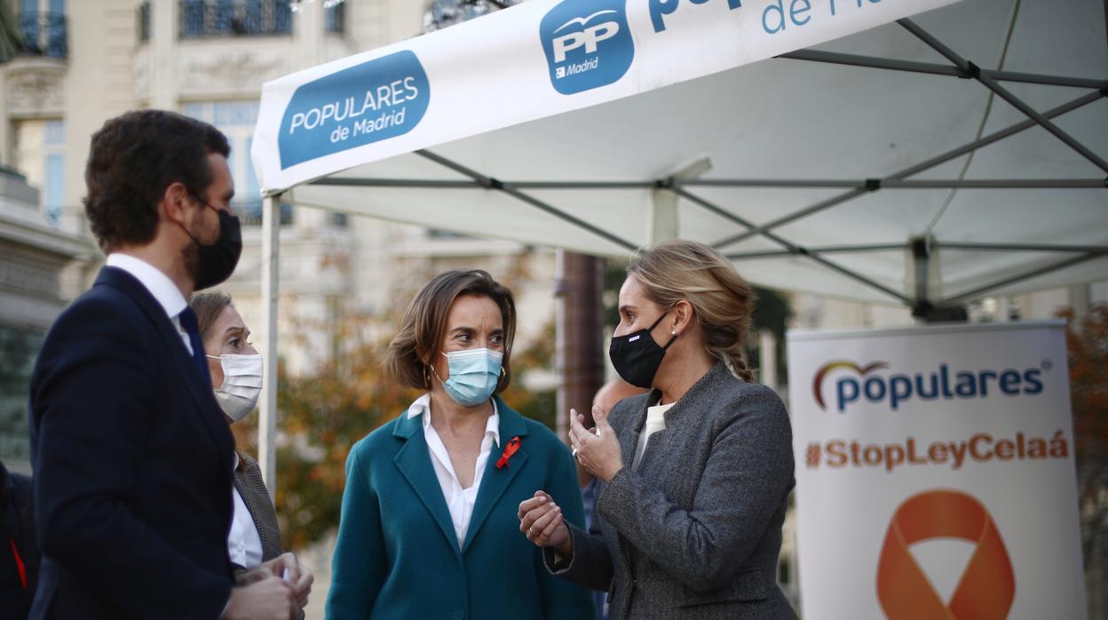 El presidente del Partido Popular, Pablo Casado; la senadora del PP por Madrid, Ana Camins; la portavoz el Grupo Popular, Cuca Gamarra; y la vicesecretaria de Política Social del PP, Ana Pastor, conversan durante la firma contra la 'Ley Celaá', en la mesa instalada por el PP de Madrid en las inmediaciones del Congreso de los Diputados