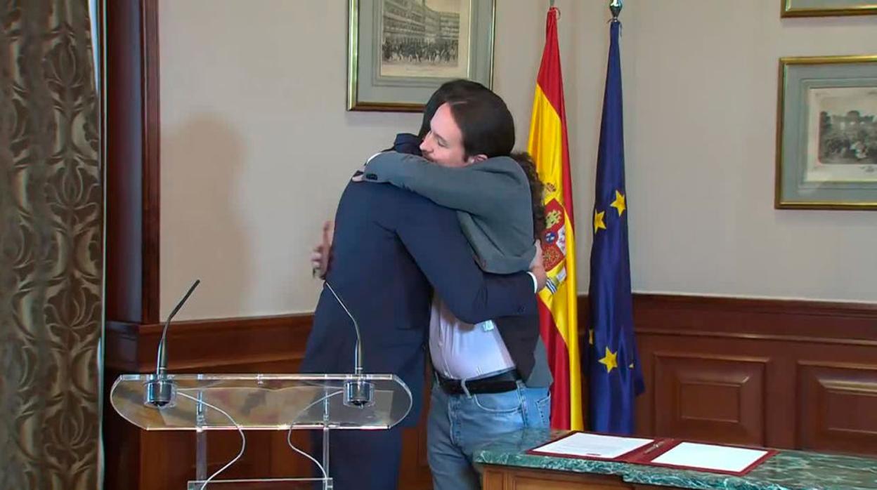 El abrazo entre Pedro Sánchez y Pablo Iglesias que cerró sus desencuentros para formar Gobierno