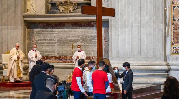 Francisco a los jóvenes: «Nos convertimos en lo que elegimos. Si elegimos robar nos volvemos ladrones»