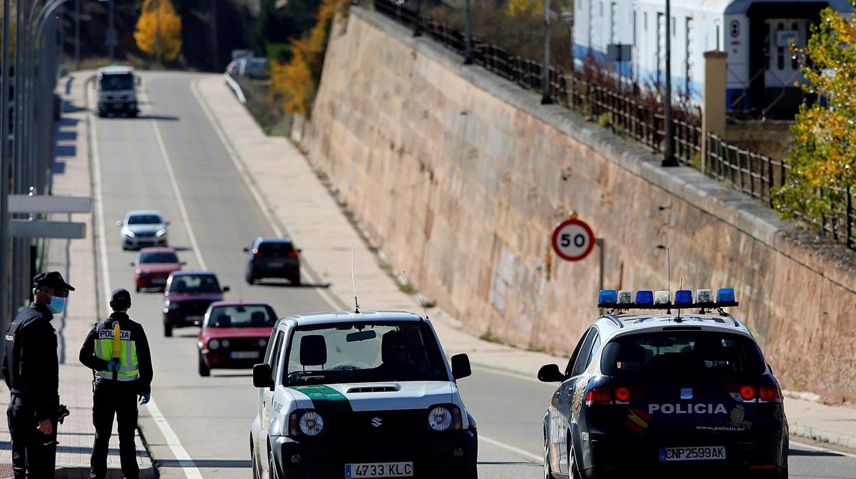 Control de policía por el coronavirus en la entrada de una ciudad