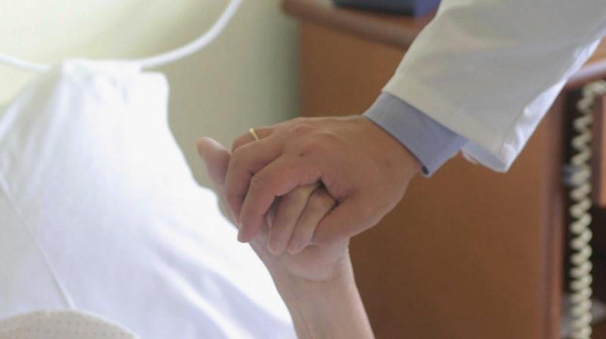 El médico podrá pedir la eutanasia para los pacientes sin uso de sus facultades, con testamento vital y sin familia