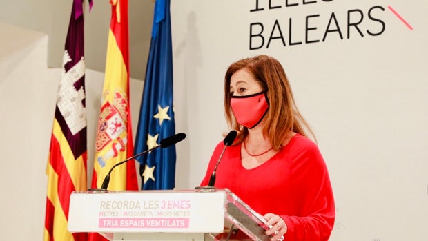 Armengol ofrece PCR gratuitas a los residentes isleños que vuelvan a Baleares para pasar el puente de la Constitución