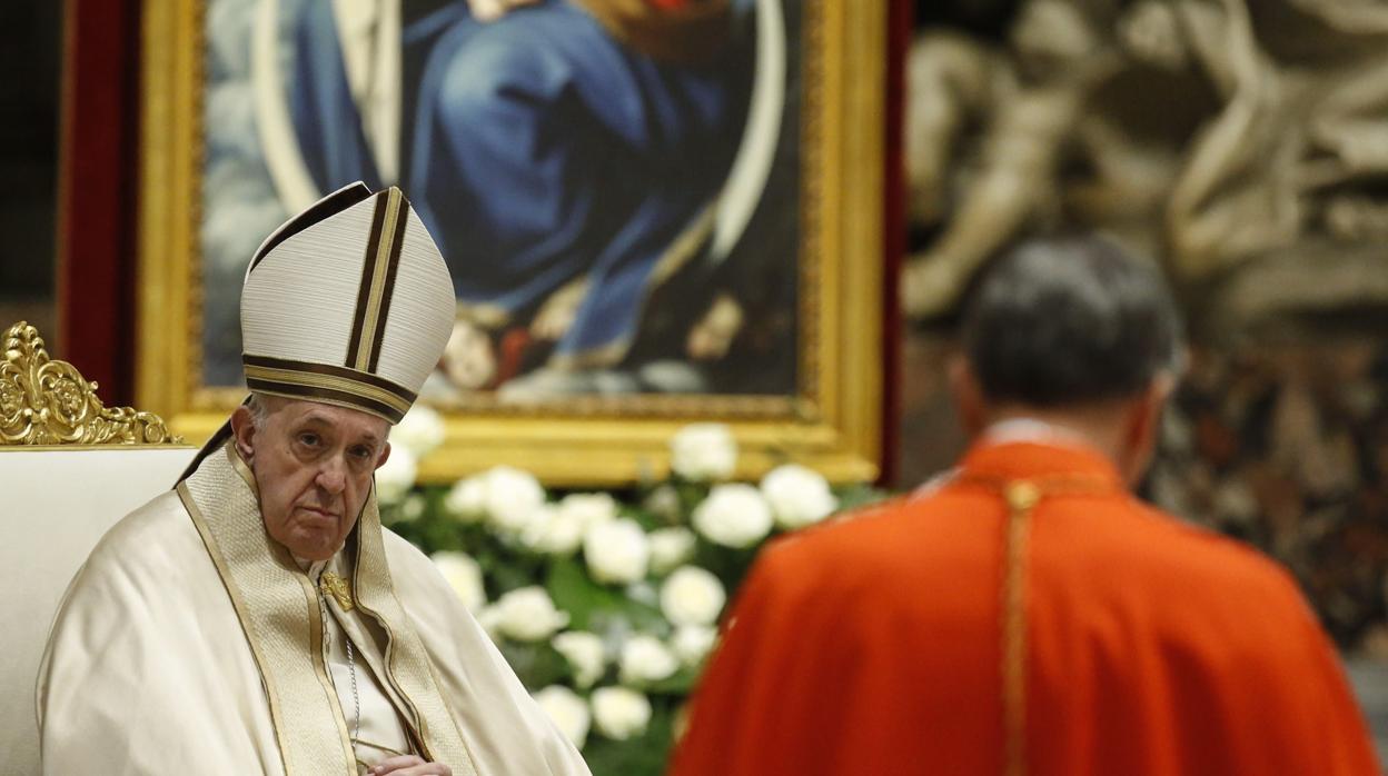 El Papa durante la bendición Urbi et Orbi la pasada Semana Santa frente a una plaza de San Pedro vacia por la primera ola de Covid