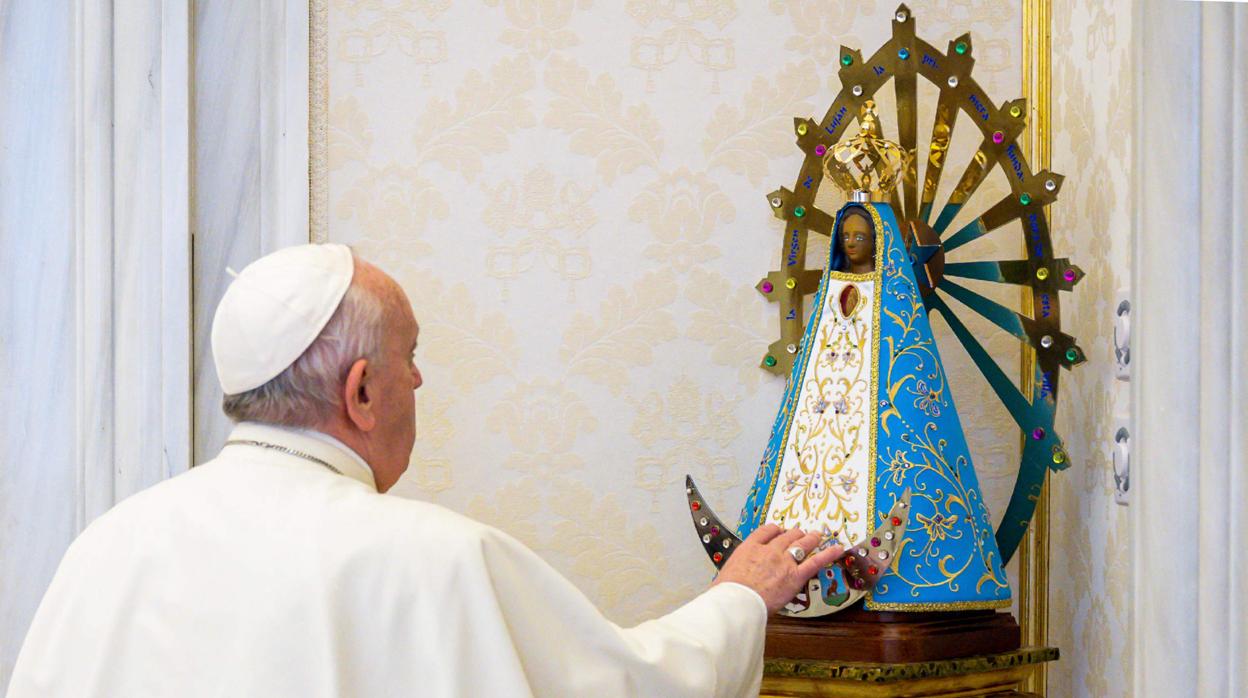 Papa Francisco toca el pasado miércoles una estatuilla de Nuestra Señora de Luján, Patrona de Argentina