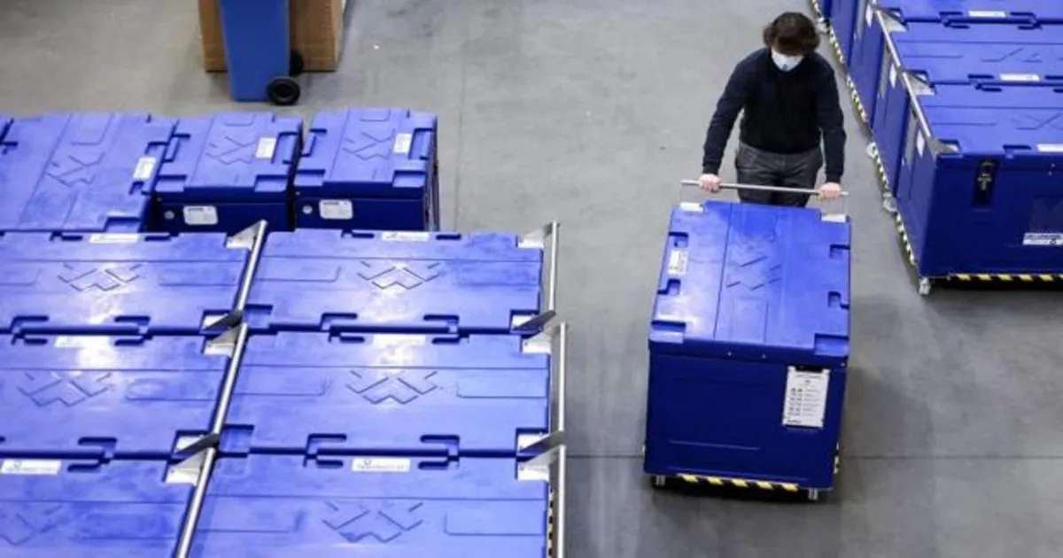 Un empleado de Cryonomic, una empresa de Bélgica que produce máquinas y contenedores de hielo seco que se utilizarán para el transporte de vacunas Covid-19/ El Gobierno asegura que la vacunación será «equitativa» en toda España