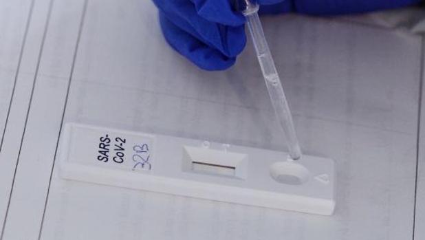 Sanidad desconfía de los test rápidos, pero no del coladero de los allegados en Navidad