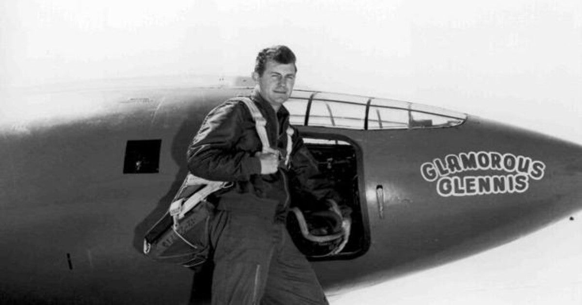 Chuck Yeager frente al Bell X-1 con el que rompio la barrera del sonido en 1947