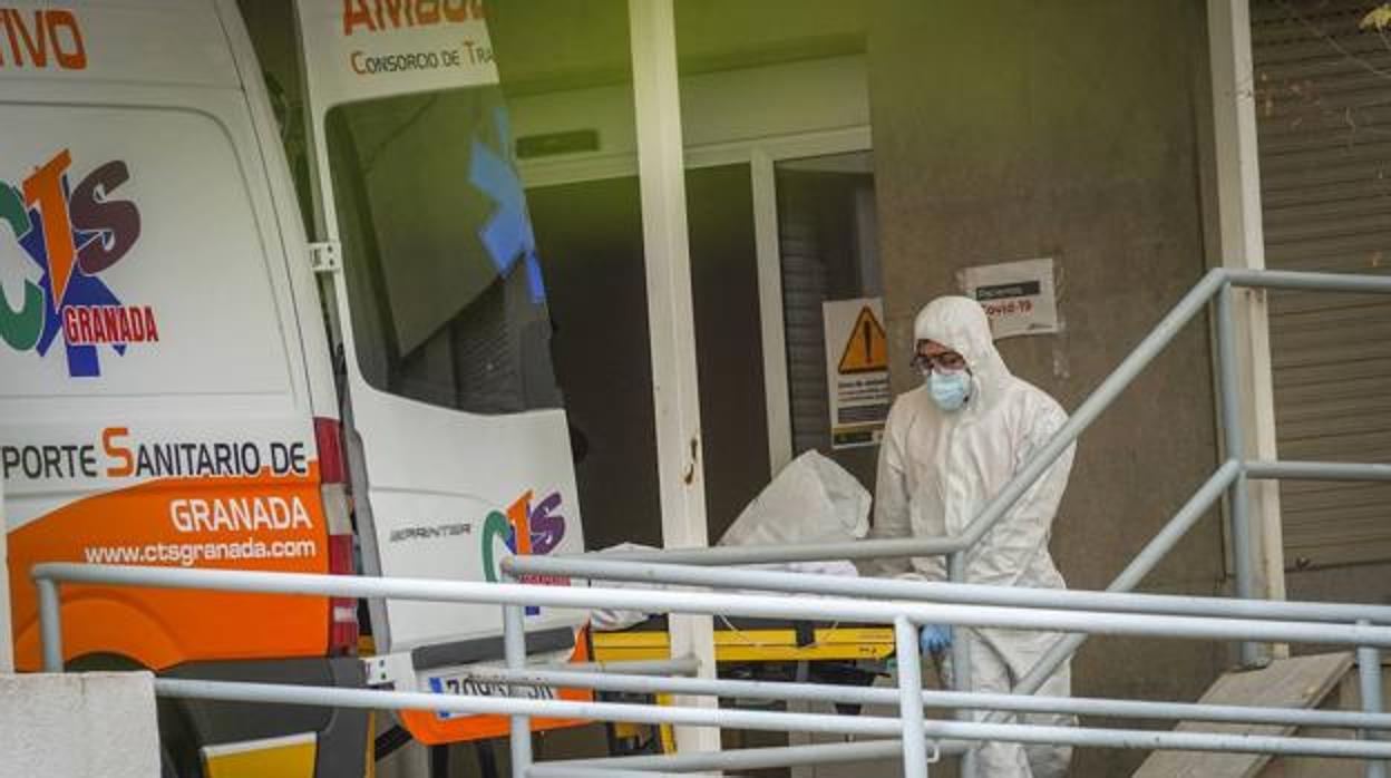 Traslado de un paciente, a las puertas del Hospital granadino PTS