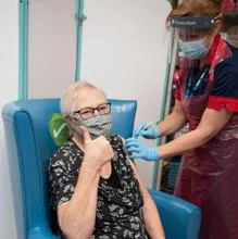 Una mujer recibe la vacuna en Yorkshire