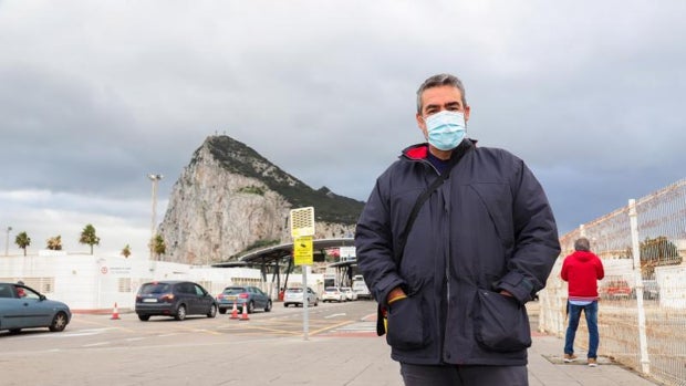 Un trabajador transfronterizo español espera sin recelos la vacuna en Gibraltar