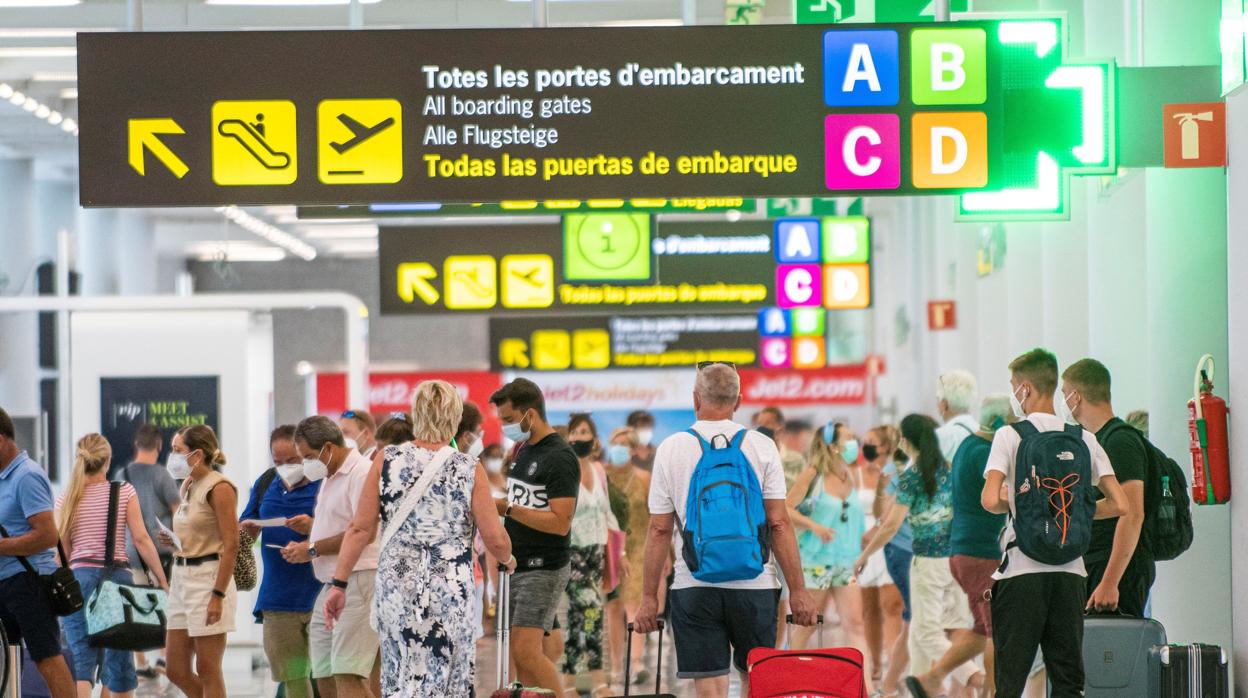 Tránsito de viajeros en el aeropuerto de Palma de Mallorca