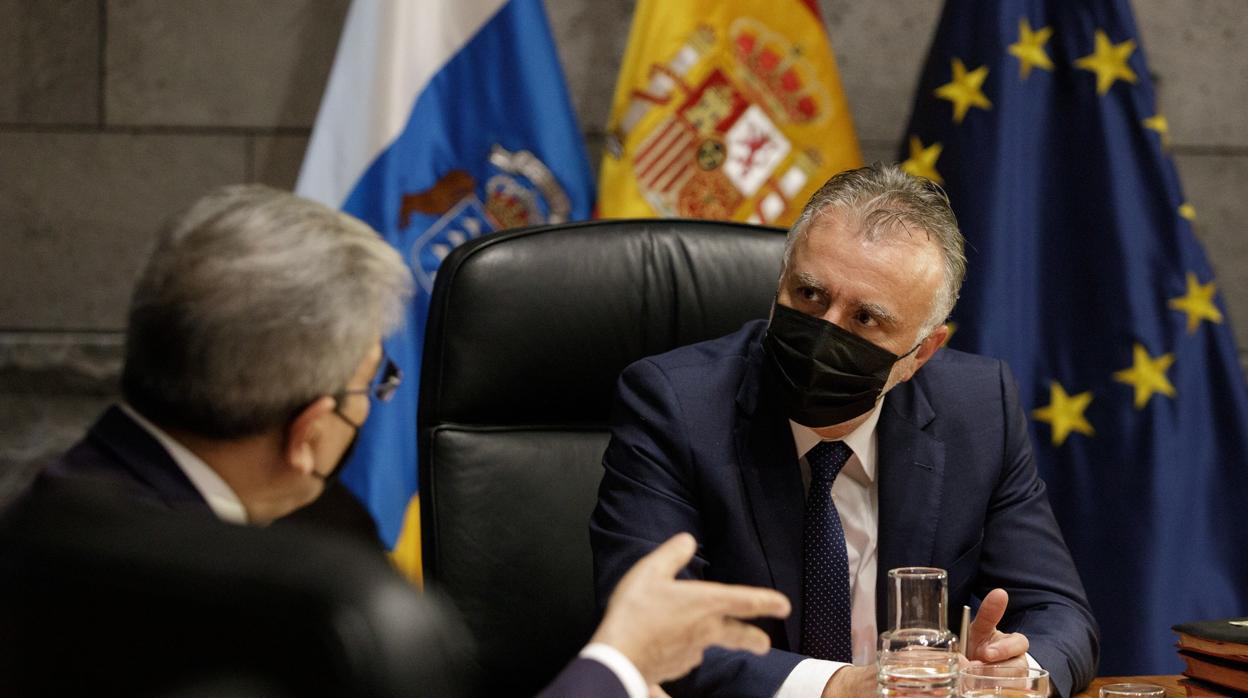 El presidente del Gobierno de Canarias, Ángel Víctor Torres (d), y el vicepresidente, Román Rodríguez, durante la reunión del Consejo de Gobierno celebrada este miércoles en Santa Cruz de Tenerife