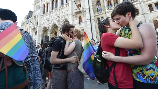 Hungría veta la adopción a parejas homosexuales y reduce el concepto de familia