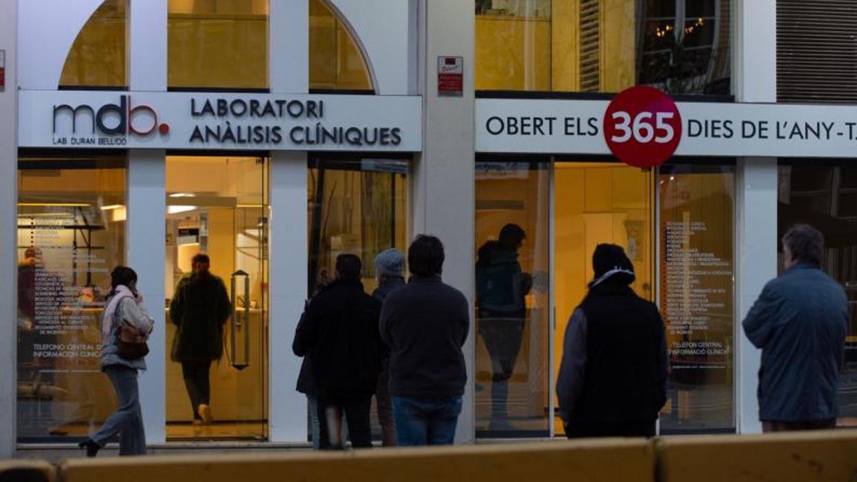 Colas ante un céntrico laboratorio de Barcelona