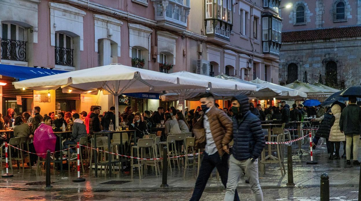 Vista de la Plaza de Cañadío, en Santander, la tarde de Nochebuena marcada por las restricciones y la lluvia