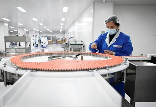 Un empleado trabaja en la fabrica de Sinovac, una de las compañías chinas que está desarrollando vacunas para el coronavirus, el pasado 24 de septiembre