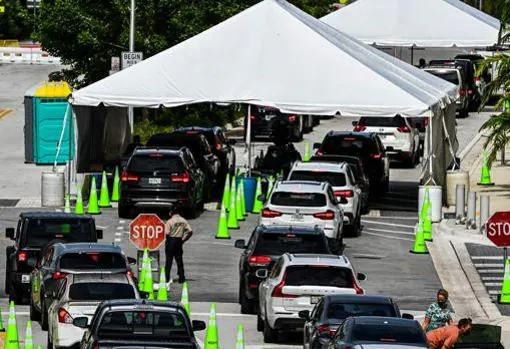 Decenas de personas esperan en sus vehículos para hacerse tests de Covid-19 en Miami Beach, Florida, este 17 de noviembre. Las compañías Moderna y Pfizer han publicado resultados de eficacia en ensayos clínicos con 30.000 y 44.000 personas, respectivamente