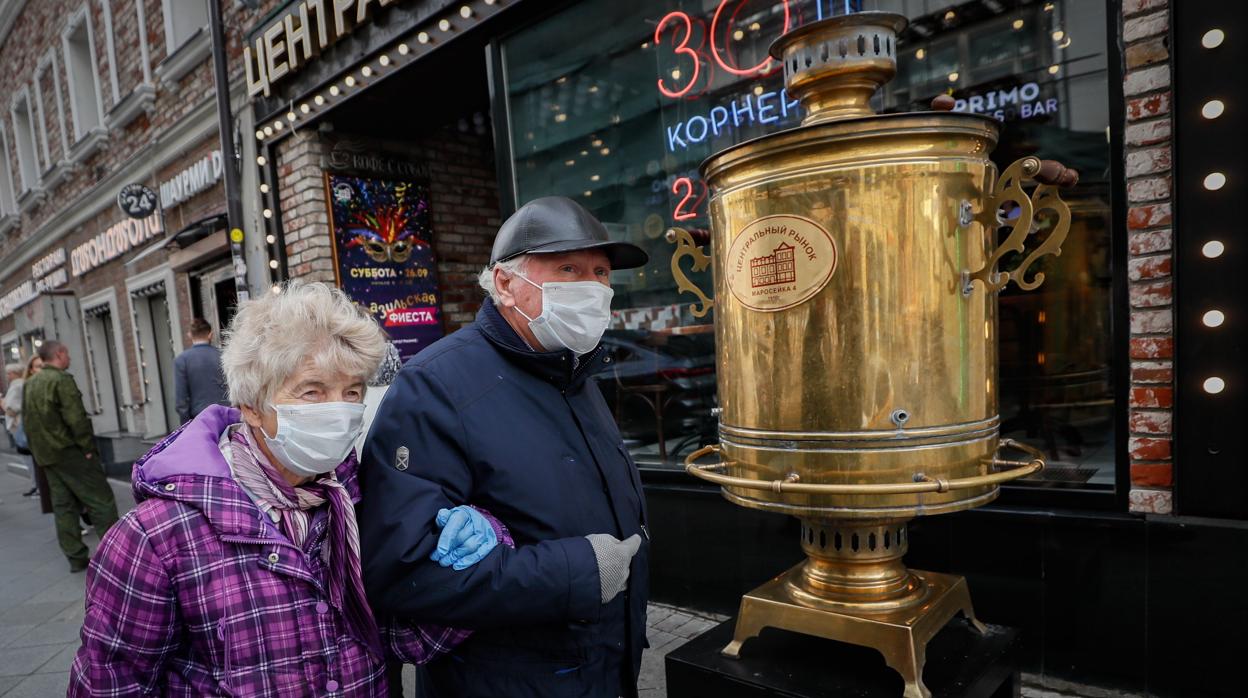 Dos ancianos pasean recientemente por las calles de Moscú