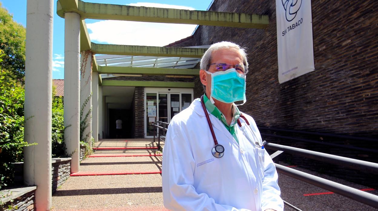 El doctor Tranche, en el centro de salud de El Cristo (Oviedo), donde pasa consulta