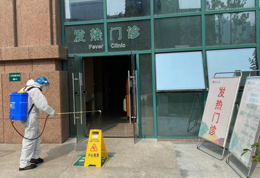 A pesar del control del coronavirus en Wuhan, sigue la desinfección en sus hospitales para impedir rebrotes
