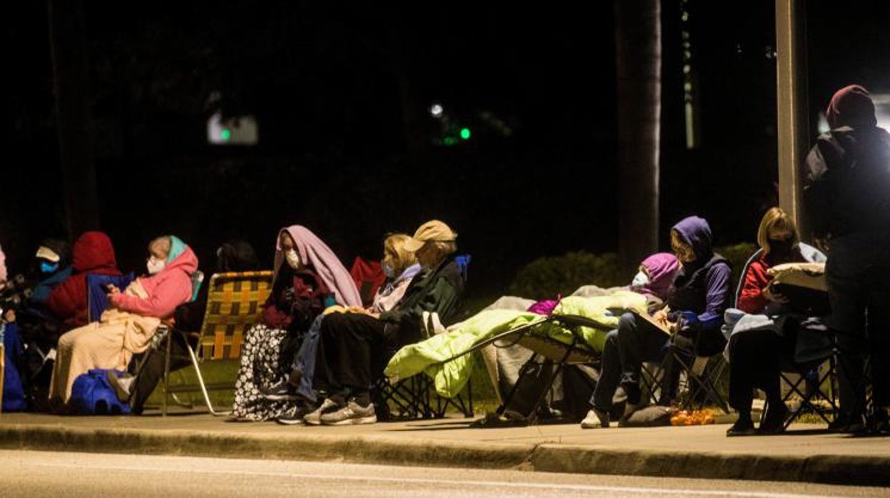 En Estados Unidos se repiten las colas por todo el país esperando la vacuna