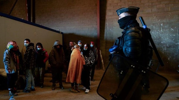 Termina con control policial en la puerta la fiesta clandestina de Nochevieja en Bretaña