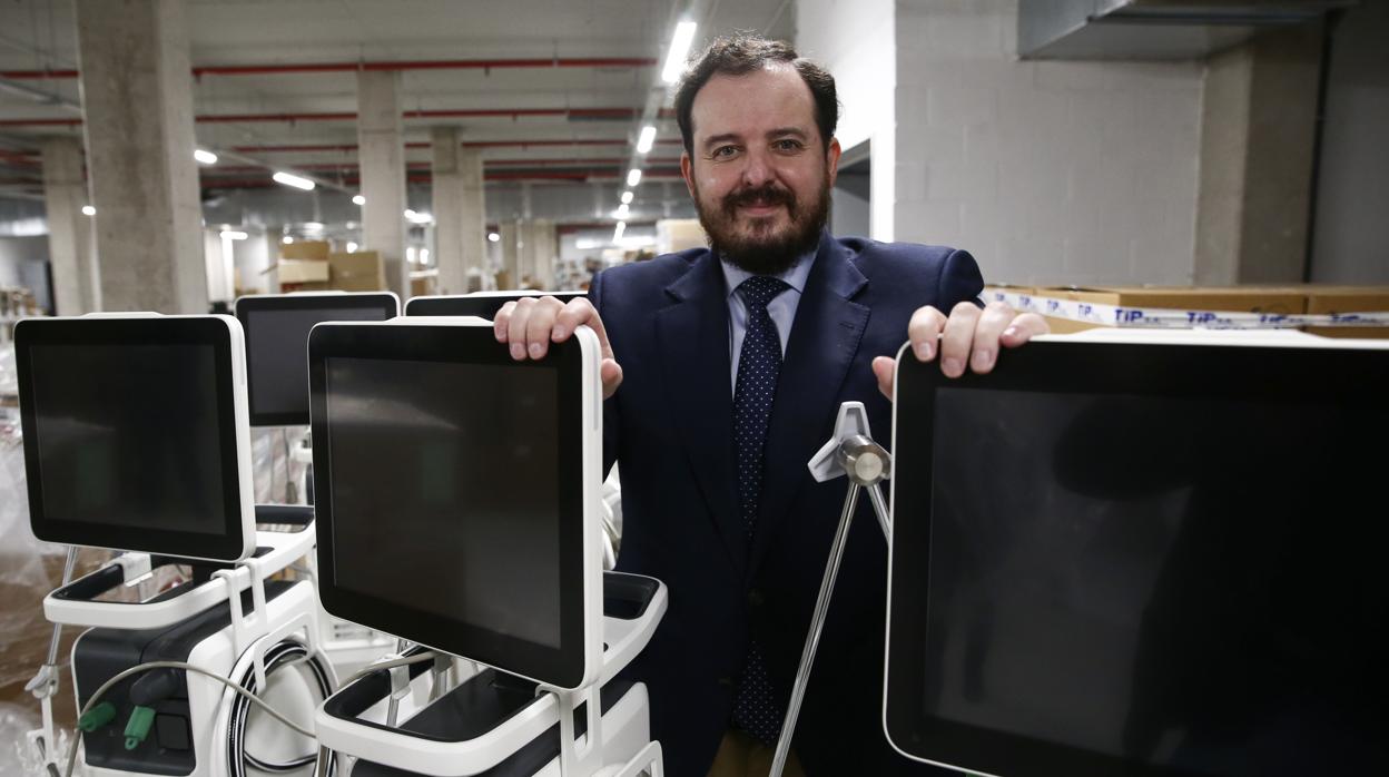 Alejo Miranda, director general de Infraestructuras sanitarias, muestra los respiradores que aguardan en los almacenes del Hospital Isabel Zendal